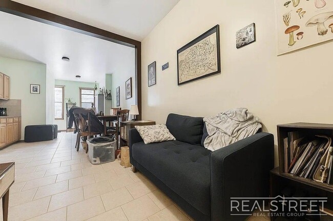 Building Photo - Spacious 1.5-Bedroom Penthouse Apartment i...