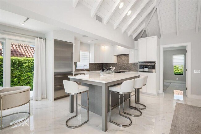Foto del edificio - 1371 Lands End Rd