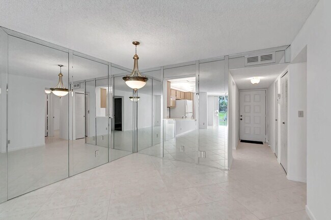 Foto del edificio - 14307 Bedford Dr