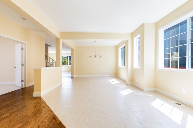 Building Photo - Beautiful 5 Bedroom 3 Bath Redmond Home!