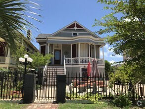 Building Photo - 1410 24th Street Rear