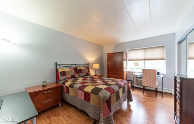 Foto del edificio - 1 br, 1 bath Apartment - 520 Burning Tree Ln