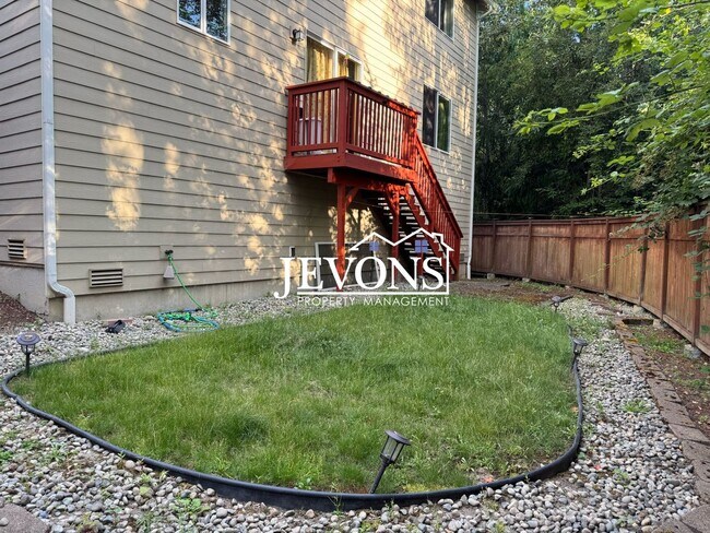 Building Photo - Spacious 5-bedroom home in a great communi...