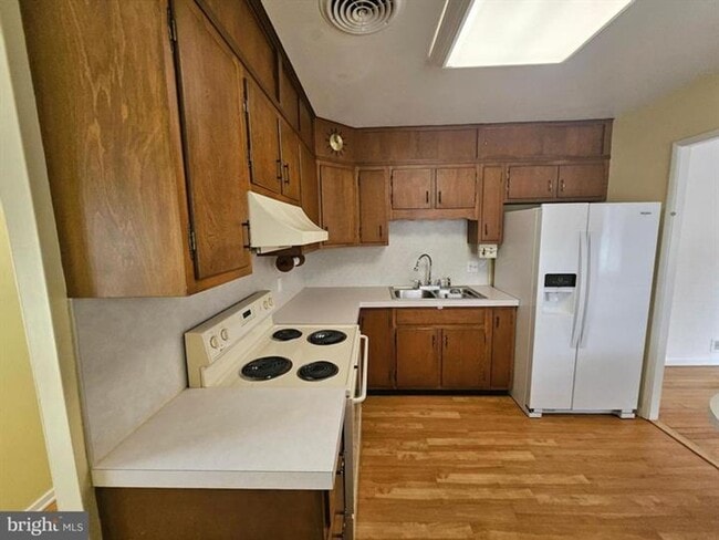 Building Photo - Detached ranch style house