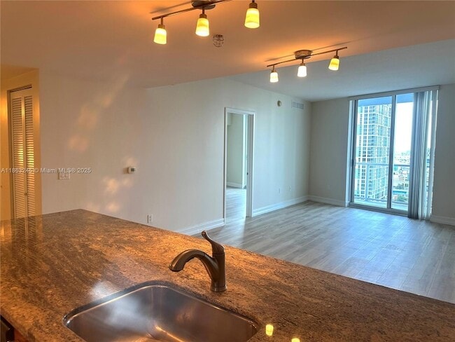 Foto del edificio - 185 SW 7th St