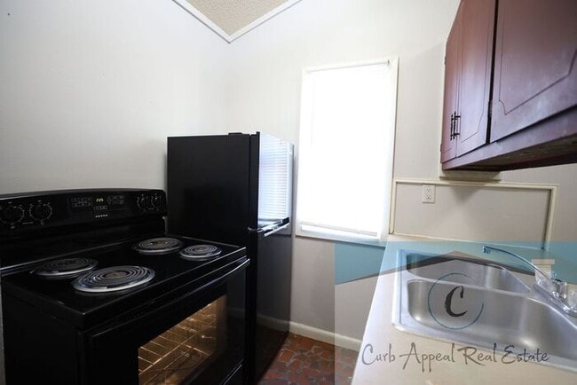 Building Photo - 1 bed, 1 bath apartment - HUD accepted!!