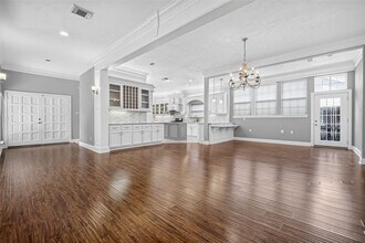 Building Photo - 10310 Chevy Chase Dr