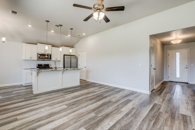 Building Photo - 3 Bedroom 2 Bath House for Lease!!