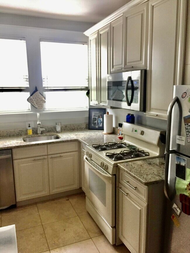 Granite counters newly renovated eat-in kitchen - 435 10th St NE