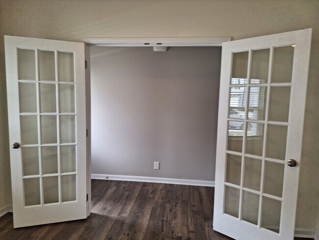 Building Photo - Stunning 3bd/2.5 bath with designer paint ...