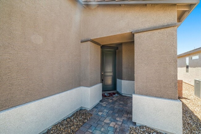Foto del edificio - Spacious 3-Bed, 2-Bath Home with 2-Car Gar...