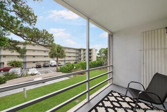 Building Photo - 2581 Garden Dr N
