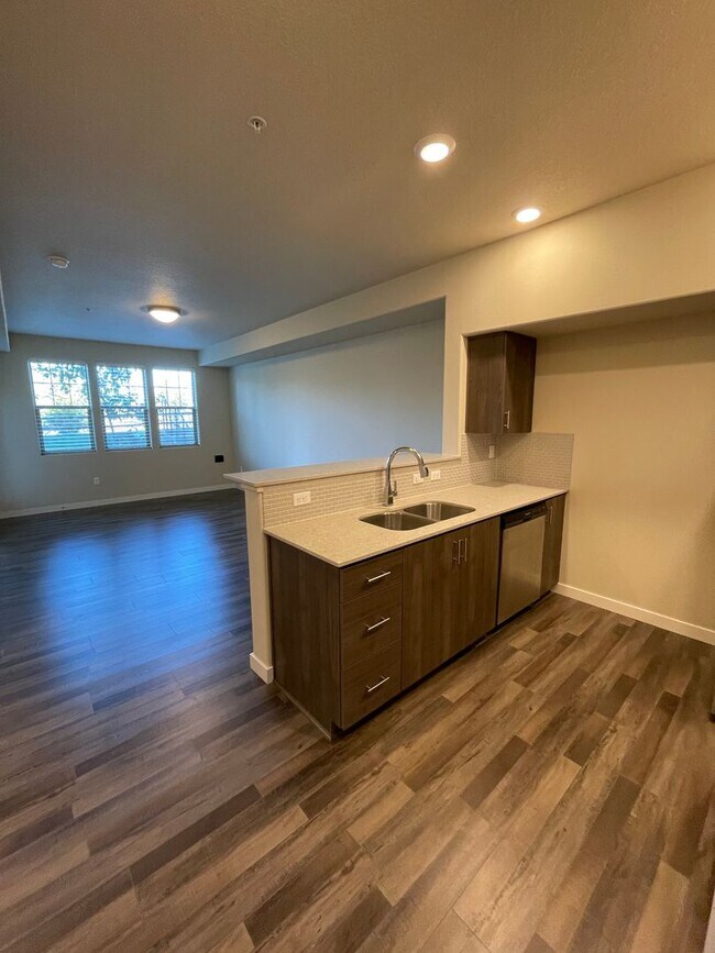 Foto del edificio - New 1BR Condo available in Bethany area