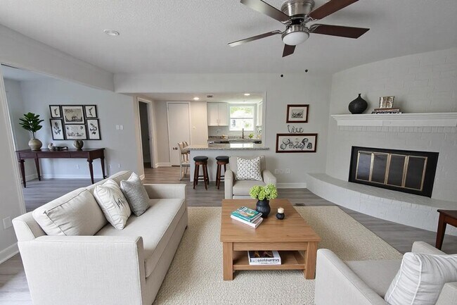 Foto del edificio - 2102 Lake Creek Dr