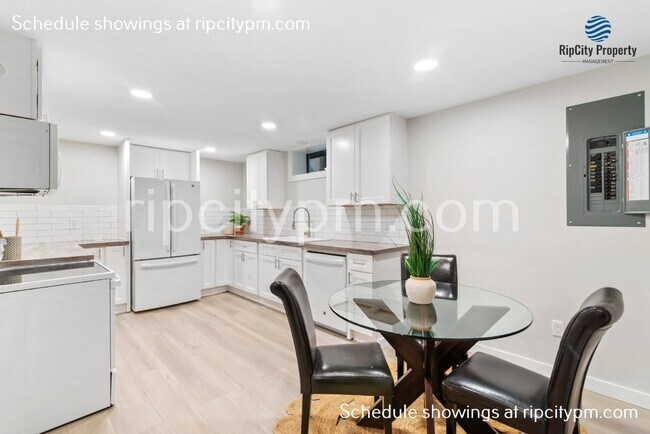 Foto del edificio - Spacious fully remodeled 2-Bed lower level...