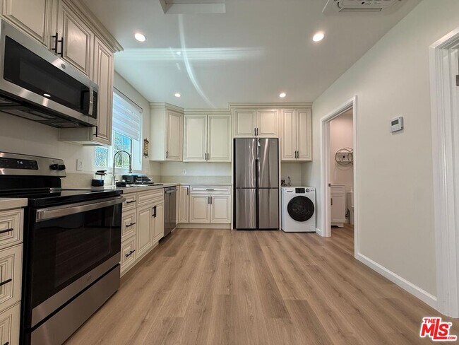 Foto del edificio - 16429 Bryant St