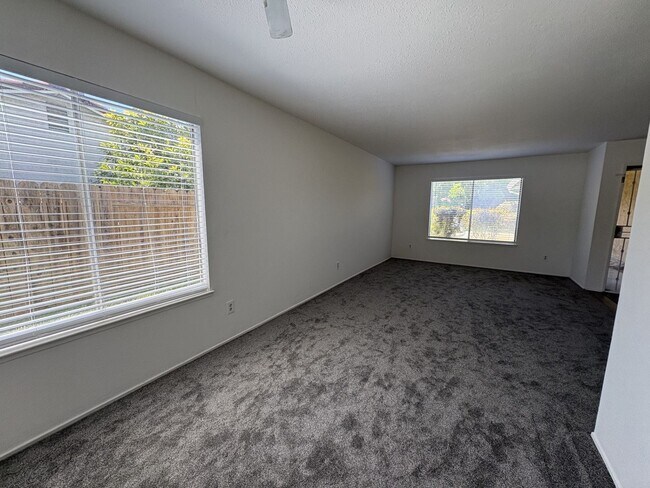 Foto del edificio - Beautiful 4-bedroom home close to schools ...