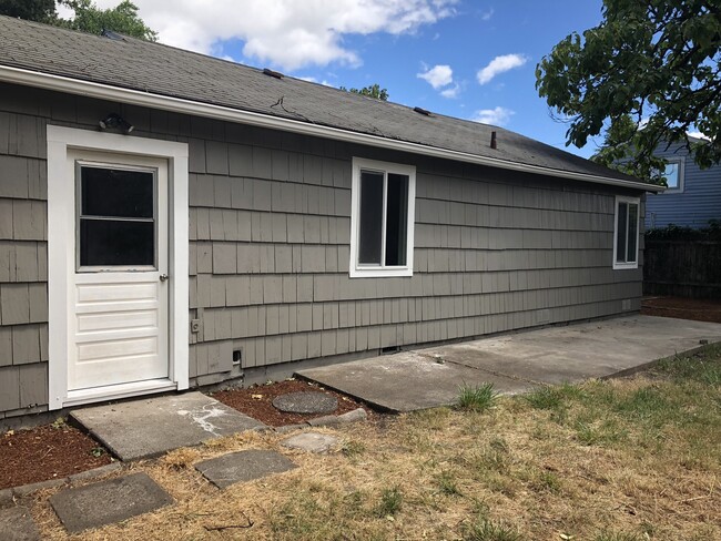 Building Photo - 3 bedroom 1 bathroom house in Springfield!