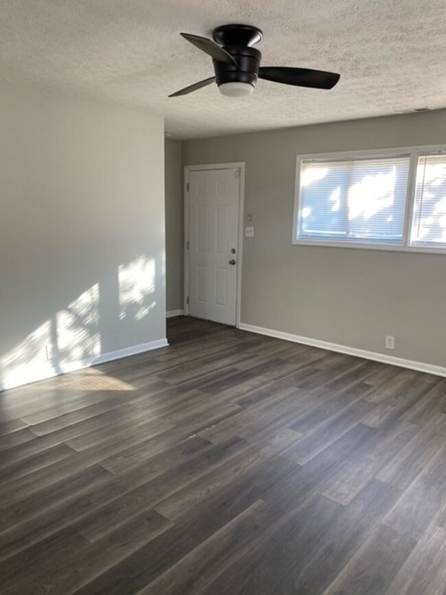 Building Photo - Renovated 2 Bedroom / 1 Bathroom Available...