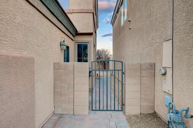 Foto del edificio - Three Bedroom Home in Spring Mountain Ranch COMING SOON