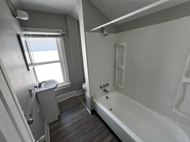 Building Photo - 556 Southwood Ave