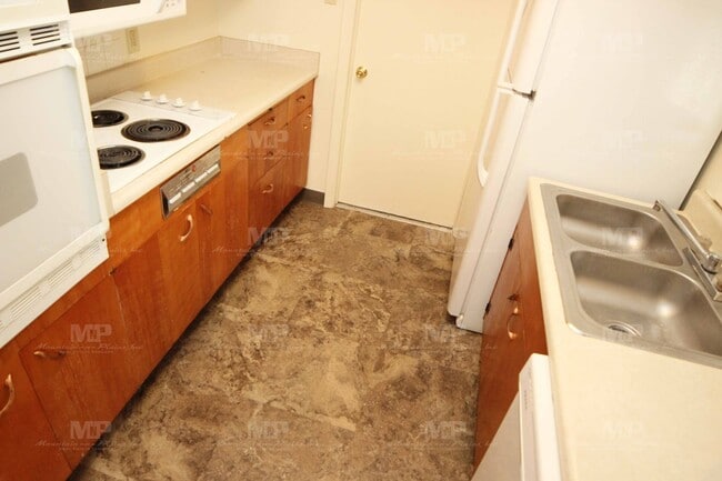 Building Photo - 1024 Glenmoor Dr