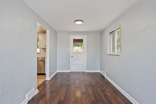 Foto del edificio - Newly Renovated 2 Bed, 1 Bath Home - Off-S...
