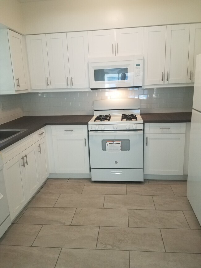 Building Photo - 275 S Shore Dr