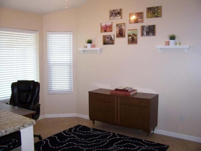 Foto del edificio - 2563 E Glade Ave