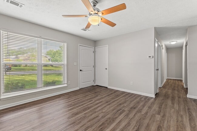 Foto del edificio - 123 Kingsway Dr