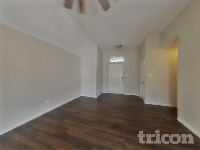 Foto del edificio - 228 Willow Creek Dr