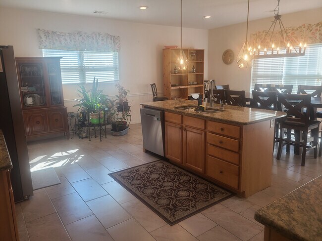 Foto del edificio - Room in House on Kestrel Cir