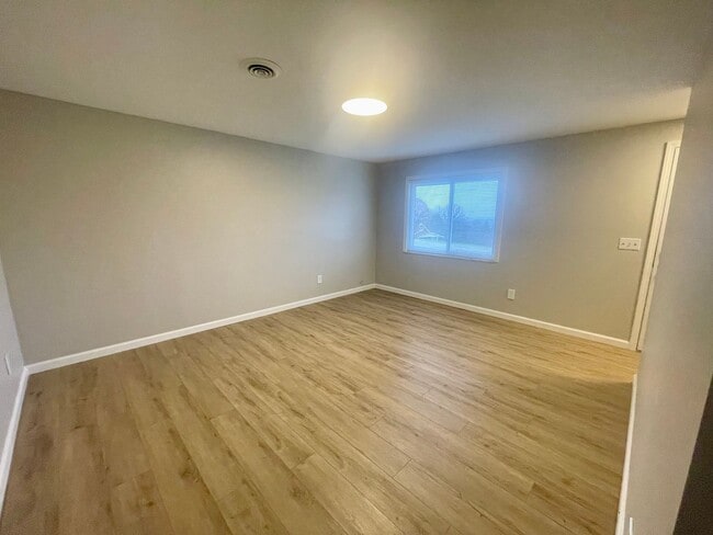 Building Photo - 3282 Ridge Rd Ext