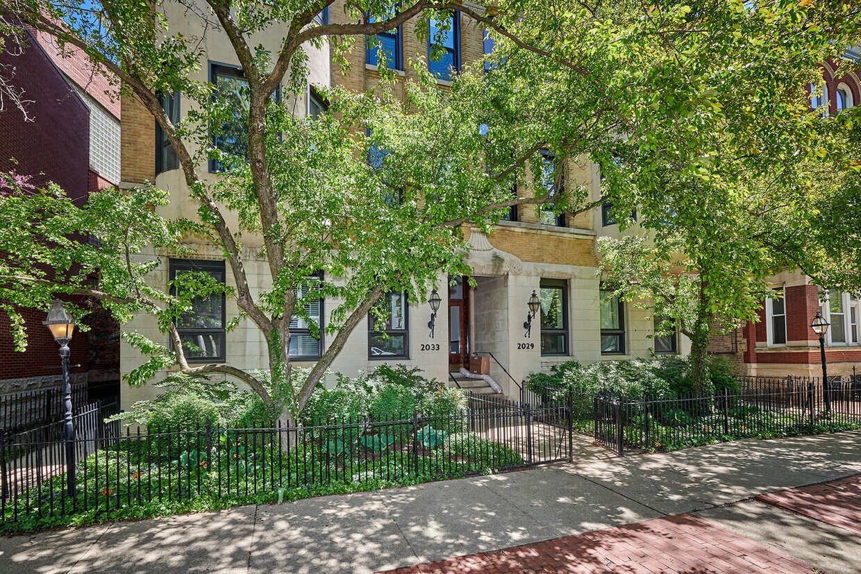 Foto principal - 2033 N Racine Ave