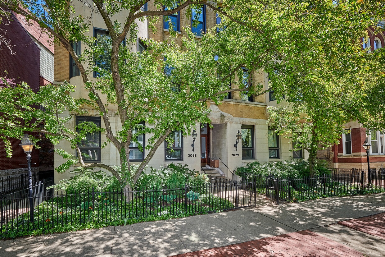 Primary Photo - 2033 N Racine Ave