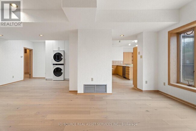 Building Photo - 574 St Clair Ave W