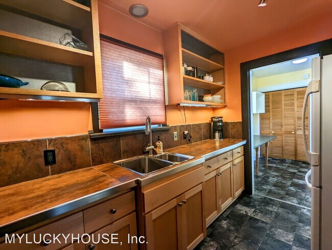 Building Photo - 2 br, 1 bath House - 730 Van Buren Street
