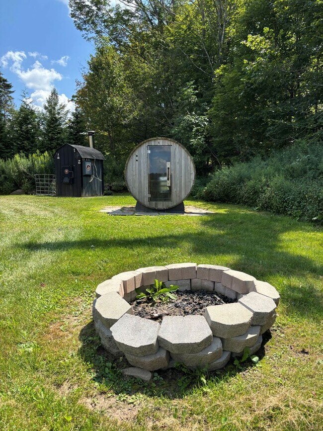 Foto del edificio - 663 Sterling Rd