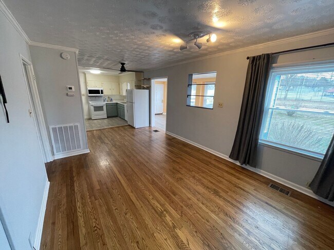 Foto del edificio - Beautiful 2-bed 1-bath Home with Large Fenced-in Backyard