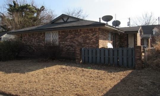 Primary Photo - 415 W Oak Ave