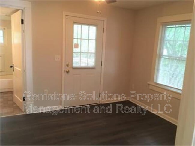 Building Photo - 405 Granbury St