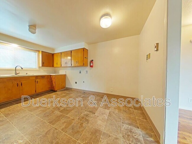Foto del edificio - 1561 NW Highland Dr