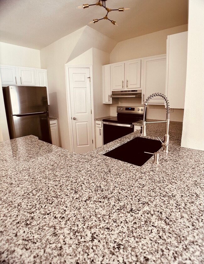 Kitchen - 1575 Ridenour Pkwy NW