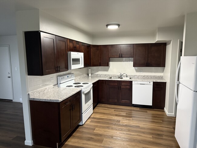 Building Photo - 374 Lynn Dr