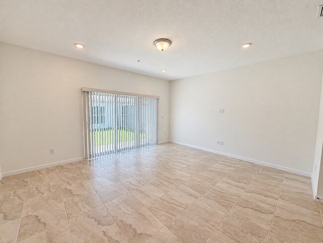 Building Photo - Harbor Square townhome home