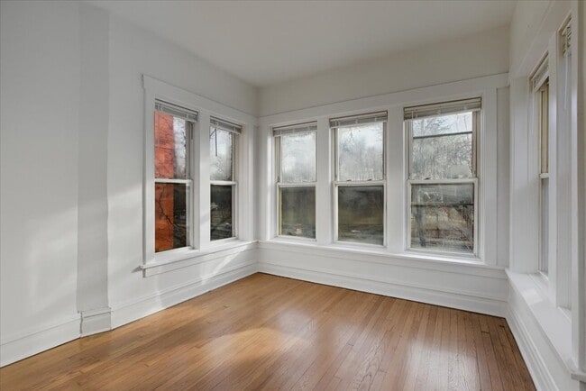 Foto del edificio - 3818 W Irving Park Rd