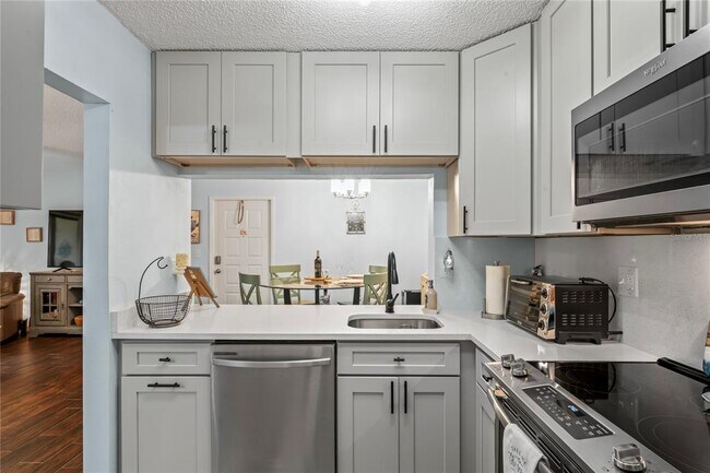 Foto del edificio - 3232 Lake Pine Way E