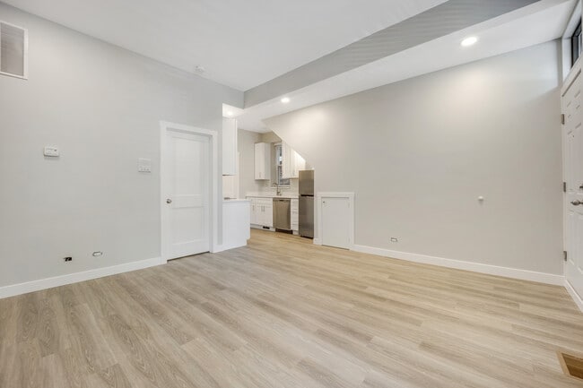Building Photo - 1325 W 18th Pl