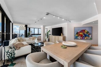 Building Photo - 520 Brickell Key Dr