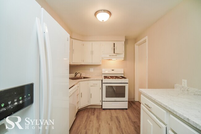 Building Photo - Rambling 3BR, 2BA home